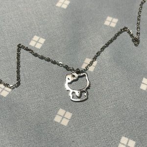 Simple silver hello kitty necklace